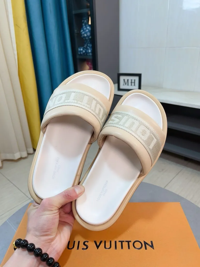 Ex-factory price 360🌹🌹 (lv-Louis Vuitton) New men's slippers, high-end boutique, exquisite embossed logo decoration on the upper, fine workmanship, super soft soles, casual, loose and comfortable, a must-have in summer! \nsize：38-44
